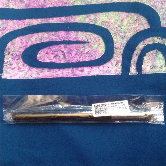 Host Pick! Slanted makeup brush NWT - Picture 3 of 4